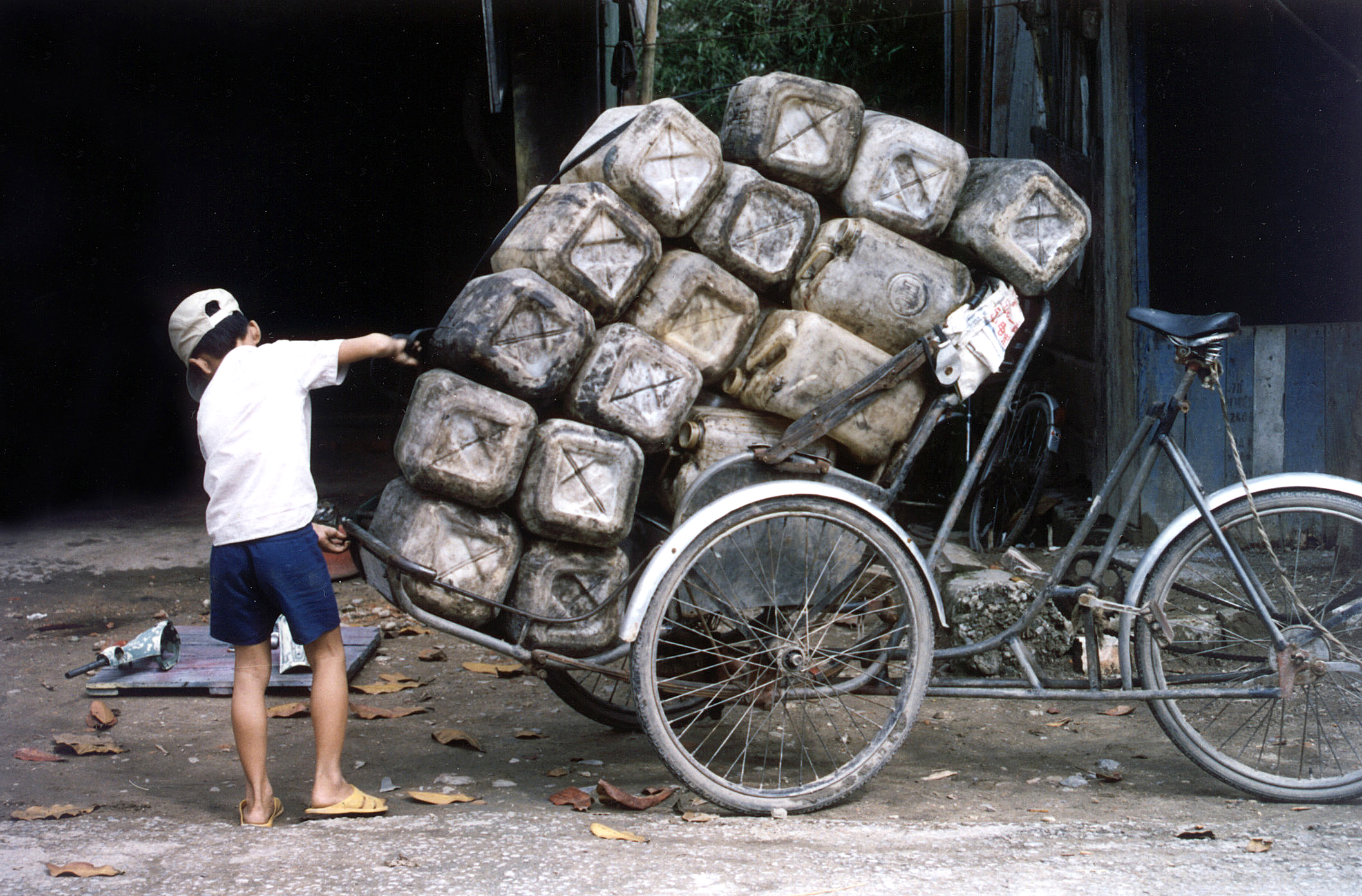 21 VÉLO TRICYCLE + BIDONS.jpg